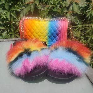 Slides are size 8.The purse comes with the slides.